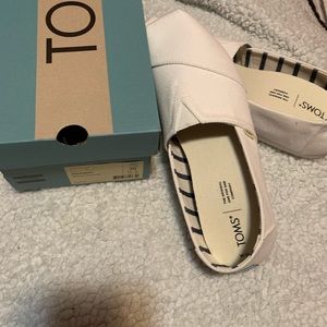 New in box white Tom’s size 10